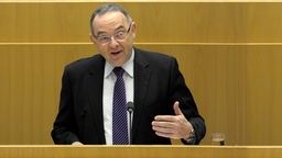 Der nordrhein-westfälische Finanzminister Norbert Walter-Borjans spricht im Landtag