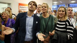 Gäste verfolgen bei der CDU Wahlparty  in der CDU-Geschäftsstelle in Düsseldorf die Bekanntgabe der ersten Hochrechnungen