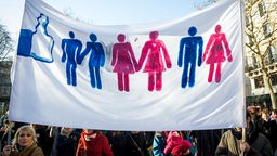 Protestfahne von Befürwortern der gleichgeschlechtlichen Ehe in Paris