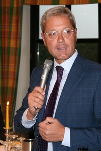 Norbert Röttgen mit Mikrofon