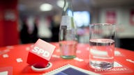 Wasserflasche und Wasserglas auf SPD-Wahlparty