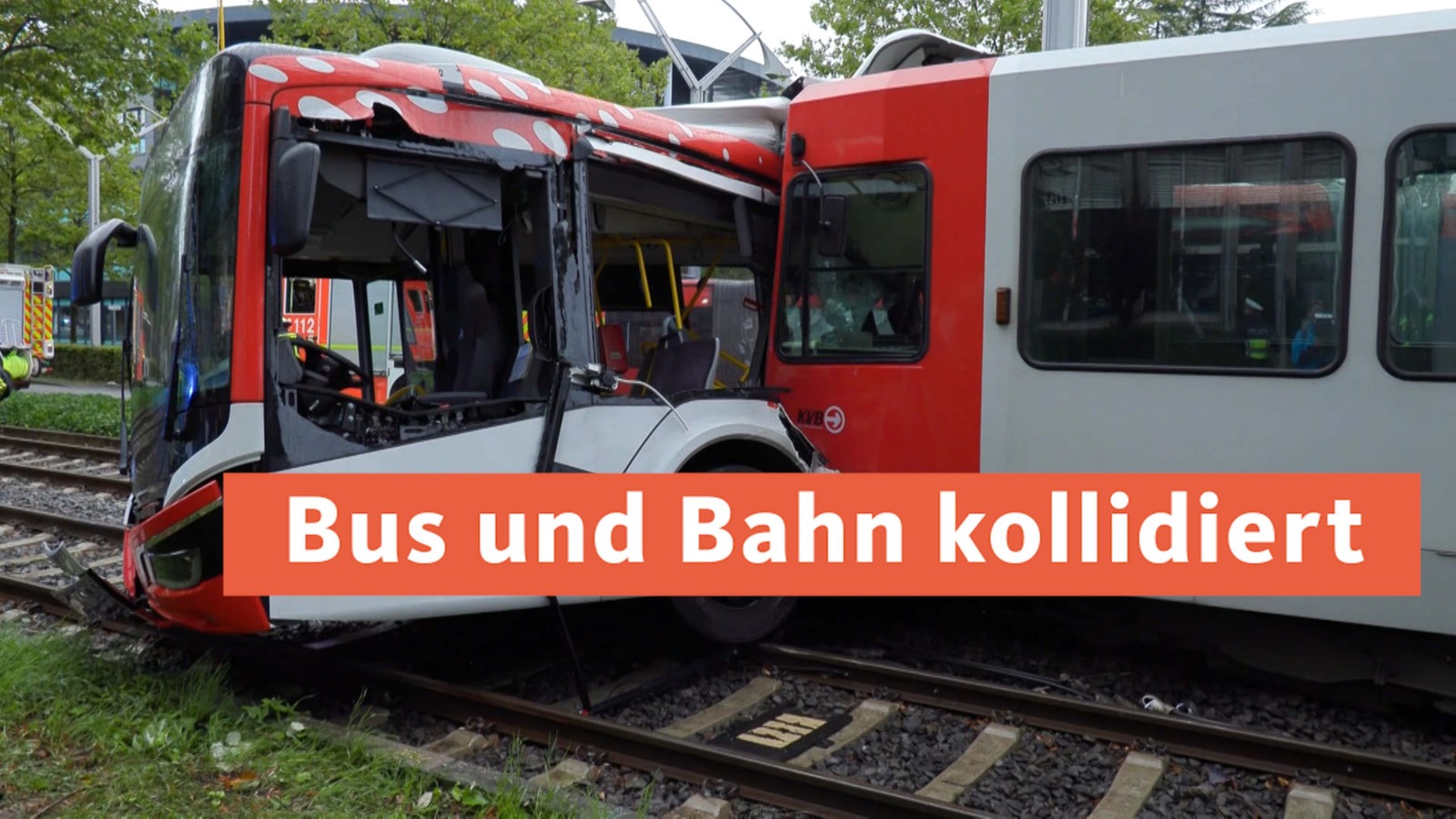 Gelenkbus Und Stadtbahn In Bonn Sto En Zusammen Rheinland