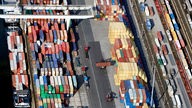 Schiffe werden im Containerhafen beladen.