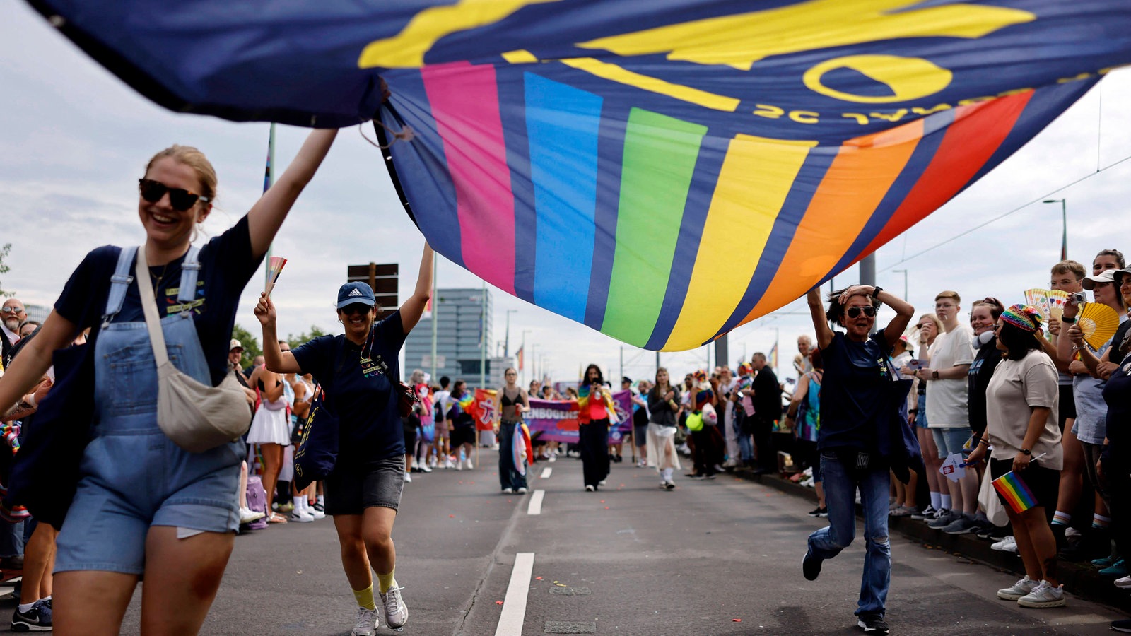 Csd In K Ln Laut Bunt Und Mit Botschaft Nachrichten Wdr