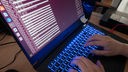  Cybersicherheit: Eine Wissenschaftlerin eines Landeskriminalamts arbeitet an Computerbildschirmen.