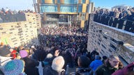 Mehrere tausend Menschen versammeln sich in Wuppertal