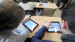 Schulklasse lernt mit digitalen Tablet