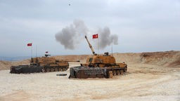 zwei Panzer in der Wüste mit türkischen Flaggen