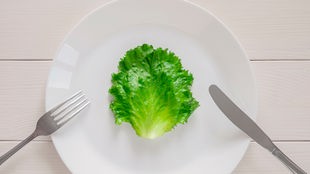 Salatblatt als Symbolbild für die beginnende Fastenzeit