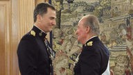 Spaniens König Juan Carlos (r) dankt ab, sein Sohn Felipe wird damit zum neuen König