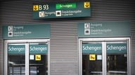 Symbolbild: Hinweisschilder mit der Aufschrift Schengen über Ausgängen im Flughafen Düsseldorf