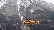 Ein Rettungshelikopter fliegt durch die Alpen