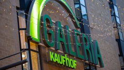 Bonn: Blick auf das Logo des Kaufhaus Galeria Kaufhof in der Innenstadt