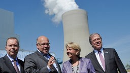 Bundesumweltminister Altmaier (CDU) und NRW-Ministerpräsidentin Kraft posieren anlässlich der Inbetriebnahme zweier neuer Braunkohleblöcke am RWE-Kraftwerk Neurath bei Grevenbroich (Nordrhein-Westfalen).