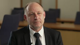 Gerd Hamme vom Bund der Richter und Staatsanwälte NRW betont, dass ein konkreter Verdacht gegen einen Prieser Voraussetzung für die Ermittlung seitens der Staatsanwaltschaft  ist.