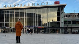 Michelle Etienne vor dem Kölner Hauptbahnhof