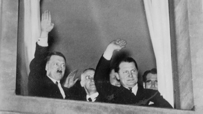 Hitler und sein Kabinett grüßen vom Fenster der Reichskanzlei den Fackelzug am 30.01.1933