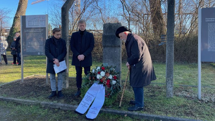 Vor einem Denkmal wird ein Blumenkranz bei der Gedenkveranstaltung im KZ Buchenwald Außenlager Witten Annen abgelegt