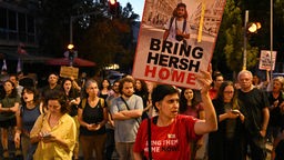 Freunde und Familie des entführten Hersh Goldberg-Polin demonstrieren in Jerusalem.