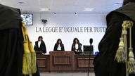 Drei intalienische Richterinnen in ihren offiziellen Roben bei Gericht