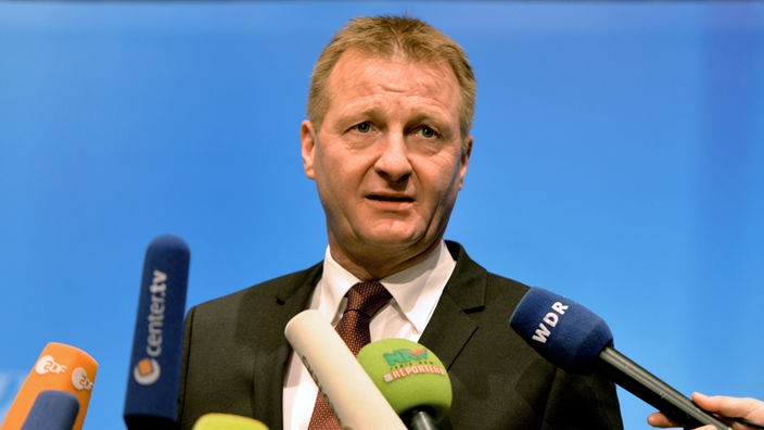 Der nordrhein-westfälische Innenminister Ralf Jäger spricht während einer Pressekonferenz in Düsseldorf