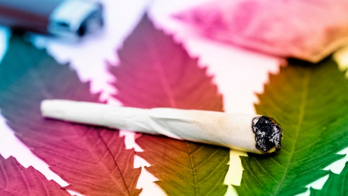 Kiffen: Joint auf Cannabisblatt