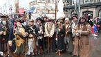 Eine Gruppe mit aufwendigen Piraten-Kostümen in der Kölner Altstadt