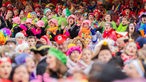 Eine bunte Menge von Karnevalisten feiert die Eröffnung des Straßenkarnevals am Alter Markt
