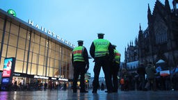 Polizisten stehen am 11.1. nachmittags auf dem Bahnhofsvorplatz in Köln
