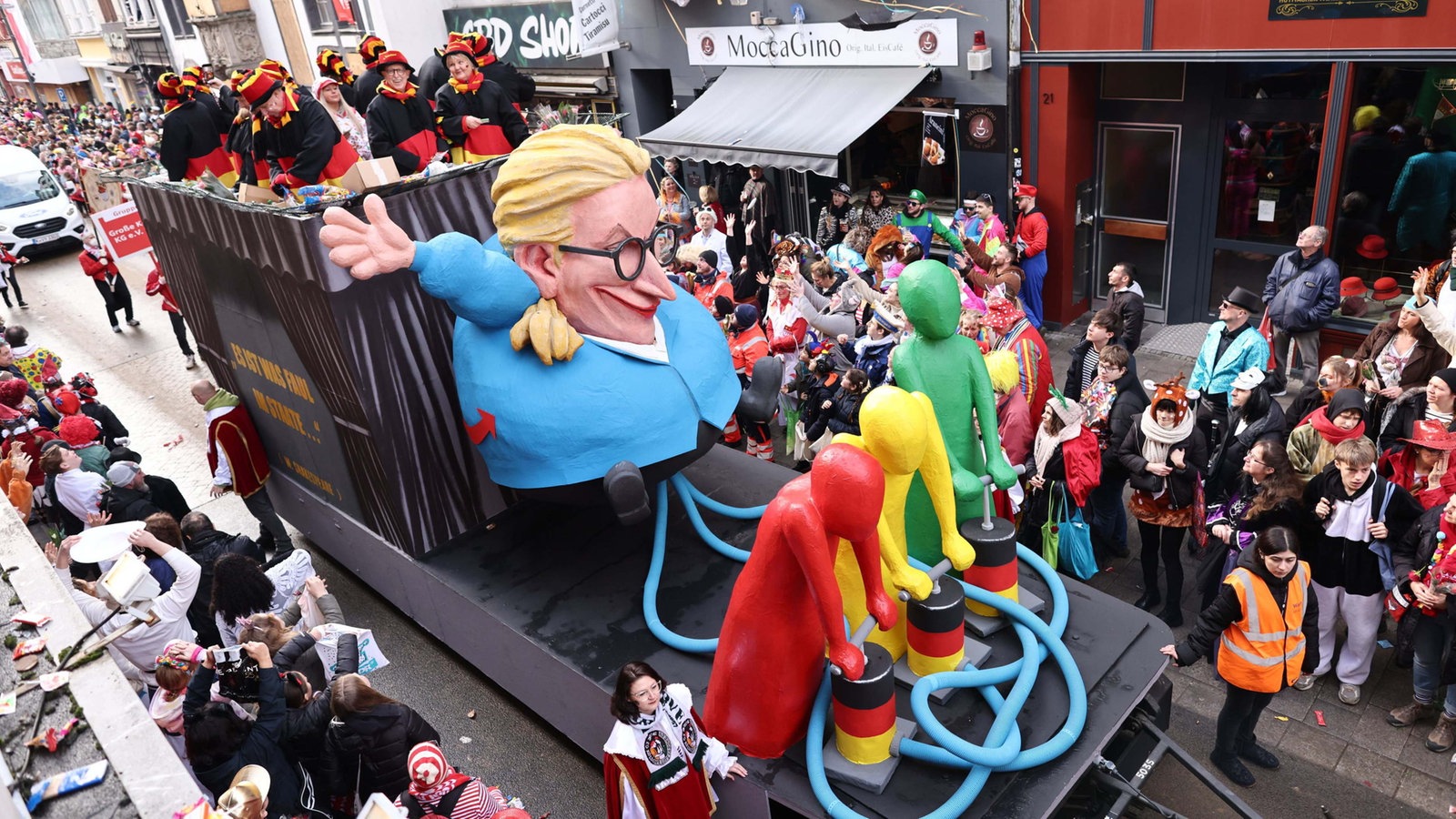 Rosenmontagszug in Köln Wat e Theater auf den Motivwagen