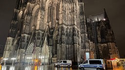 Kölner Dom mit Polizeiwagen
