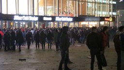Menschenmenge am Kölner Hauptbahnhof