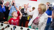 Ministerpräsidentin Hannelore Kraft (SPD) und Benedikt spielen Kicker (Freizeit-, Sport-, Kultur- und Bildungszentrum - Düsseldorf), "Kein Kind zurücklassen"