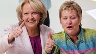 Hannelore Kraft (SPD) und Sylvia Löhrmann (Bündnis 90/Die Grünen) freuen sich nach der NRW-Wahl in einem Fernsehstudio des Landtages in Düsseldorf