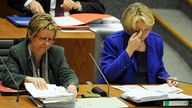 Sylvia Löhrmann (Grüne), Stellvertreterin der Ministerpräsidentin des Landes Nordrhein-Westfalen (l) und Hannelore Kraft (SPD), Ministerpräsidentin des Landes Nordrhein-Westfalen