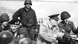 Der britische Premier Winston Churchill (2.v.r.) setzt 25.03.1945 mit dem britischen Feldmarschall Bernhard L. Montgomery bei Wesel mit einem Landungsboot über den Rhein