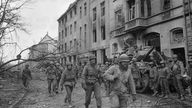 US-Infanteriesoldaten ziehen am 24.02.1945 durch die Innenstadt von Düren