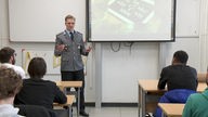 Bundeswehrsoldat im Schulunterricht 
