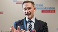 Bundesfinanzminister Christian Lindner (FDP) nach einem Gespräch mit der FDP-Landtagsfraktion in Düsseldorf