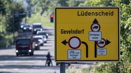 Nordrhein-Westfalen, Lüdenscheid: Ein Verkehrsschild zeigt Durchfahrtsverbote für LKW an.