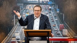 Verkehrsminister Oliver Krischer (Grüne), Ministerium für Umwelt, Naturschutz und Verkehr, spricht bei der Konferenz des NRW-Verkehrsministeriums zur Infrastruktur im Land.