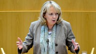Nordrhein-Westfalens Ministerpräsidentin Hannelore Kraft (SPD) im Landtag (20.07.2011)