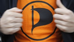 T-Shirt mit einem Logo der Piratenpartei
