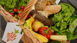 Lebensmittelverschwendung: Korb mit Obst und Gemüse und dem Schild "Zu gut für die Tonne"