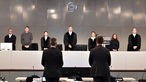 Der vorsitzende Richter Mario Plein (4 v.l) steht am 13.12.2017 in Düsseldorf  im Prozesssaal beim Loveparade-Strafprozess
