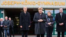 Bundeskanzlerin Merkel vor dem Schulgebäude