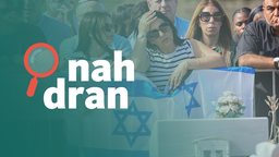 Zwei Frauen trauern auf einem Friedhof, vor ihnen hängt eine israelische Flagge. Darüber steht der Podcast-Titel "nah dran".
