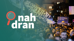 Das Bild zeigt Demonstrierende auf einer Pro-Palästina-Demo, links daneben das Logo von Nah dran.