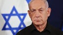 Benjamin Netanyahu, israelischer Ministerpräsident, vor einer israelischen Flagge