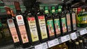 Supermarktregal mit Olivenöl Flaschen